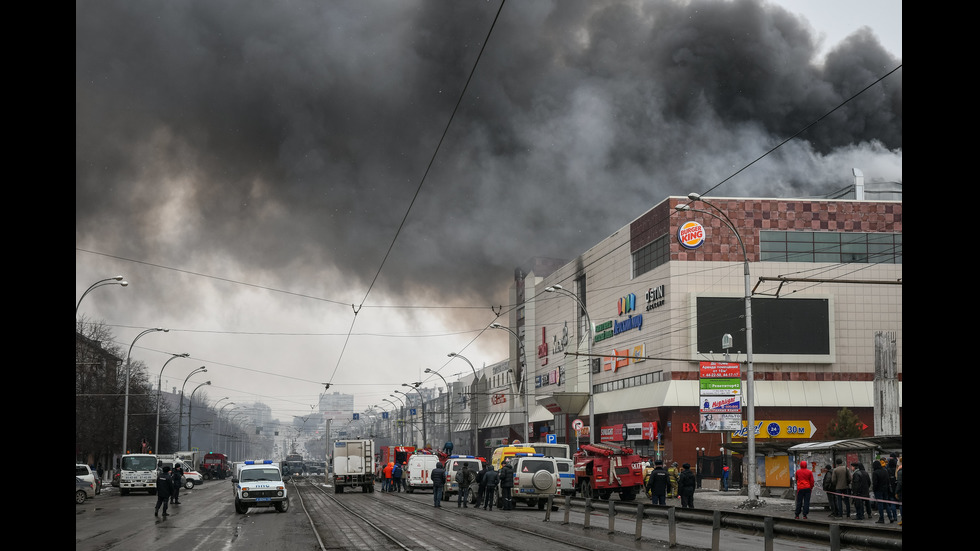 Жертви и ранени при пожар в мол в Русия