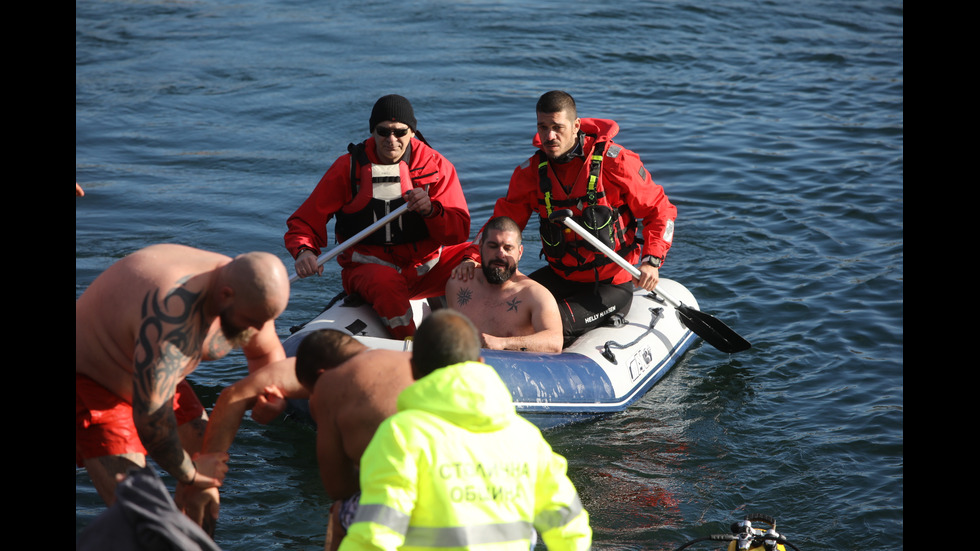 Смелчаци спасяваха Светия кръст във водоеми в цялата страна