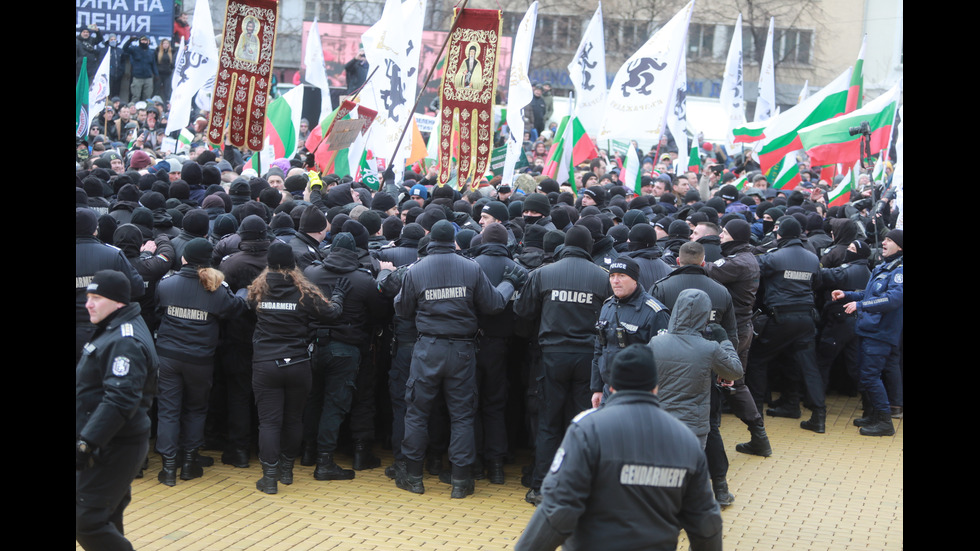 "Възраждане" организира протест срещу зеления сертификат, докараха водно оръдие пред НС