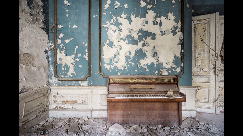 Фотограф обикаля света, за да търси изоставени пиана