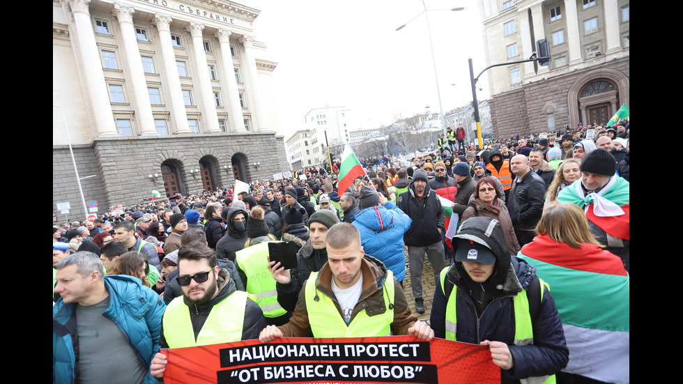 ПРОТЕСТ ПРЕД ПАРЛАМЕНТА: Хотелиери и ресторантьори искат намаляване на ДДС