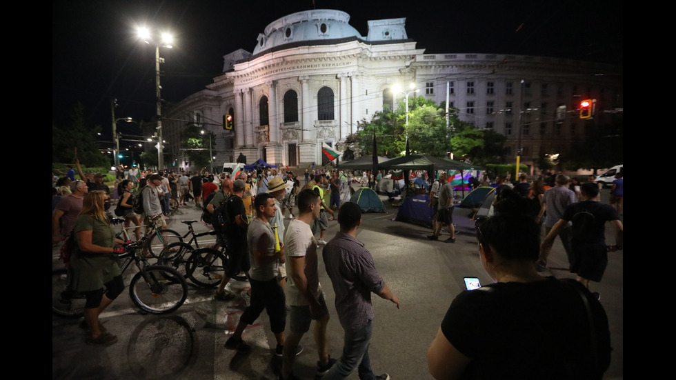25 ДЕН: Протестиращи на шествие в центъра на София