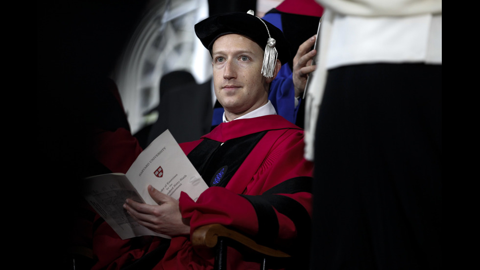 Марк Зукърбърг получи диплома за висше образование