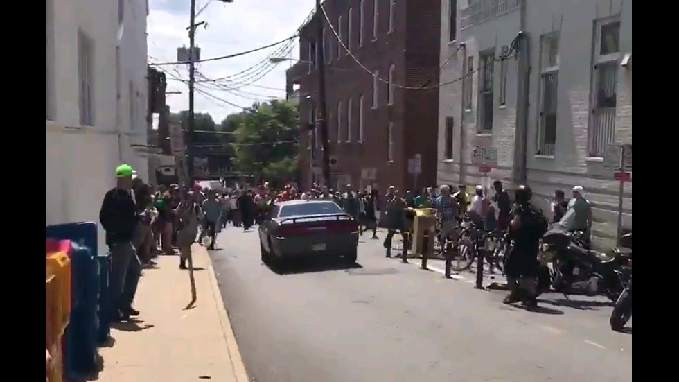 Три са жертвите, след като кола се вряза в протестиращи във Вирджиния