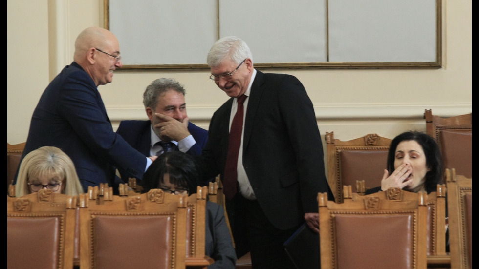 Депутатите дебатират по вота на недоверие