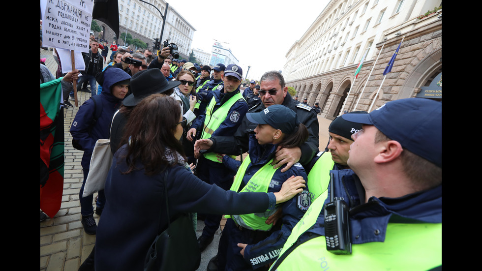 ПРОТЕСТ: Майки на деца с увреждания искат оставката на Ваелри Симеонов