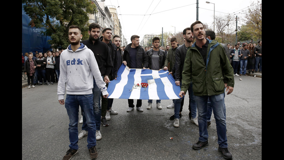 Близо 30 арестувани при безредици в Атина