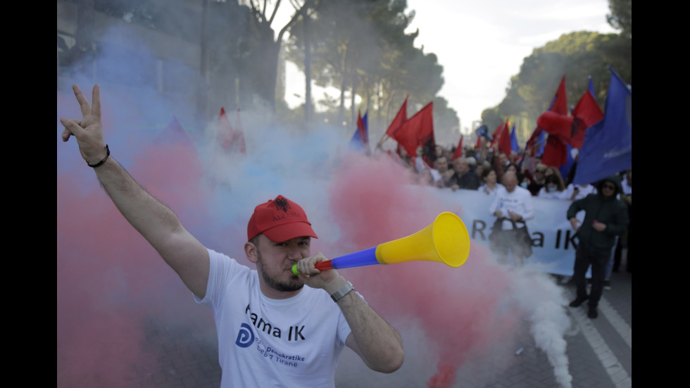 Полицай беше ранен на митинга на опозицията в Тирана