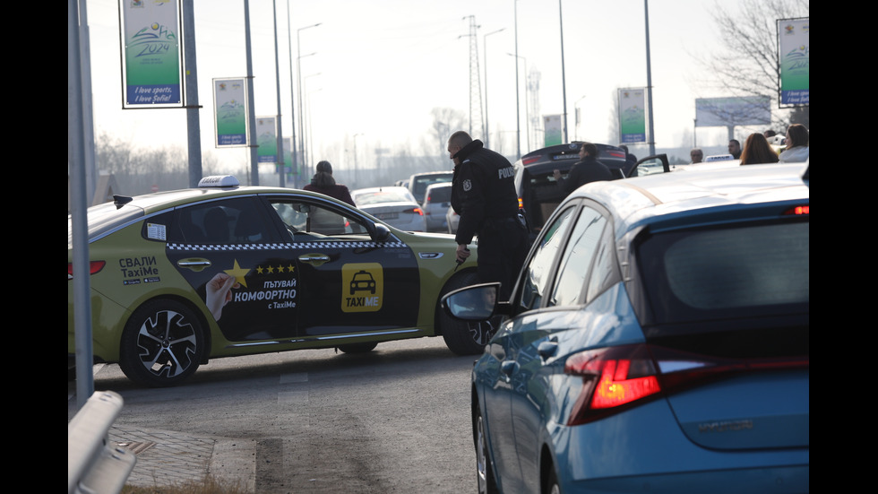 Таксиметрови шофьори на протест заради новата организация на движение пред летище София