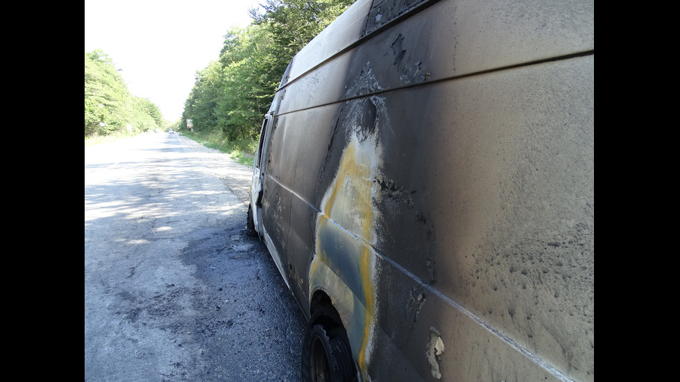 Микробус с алкохол пламна на прохода Предел