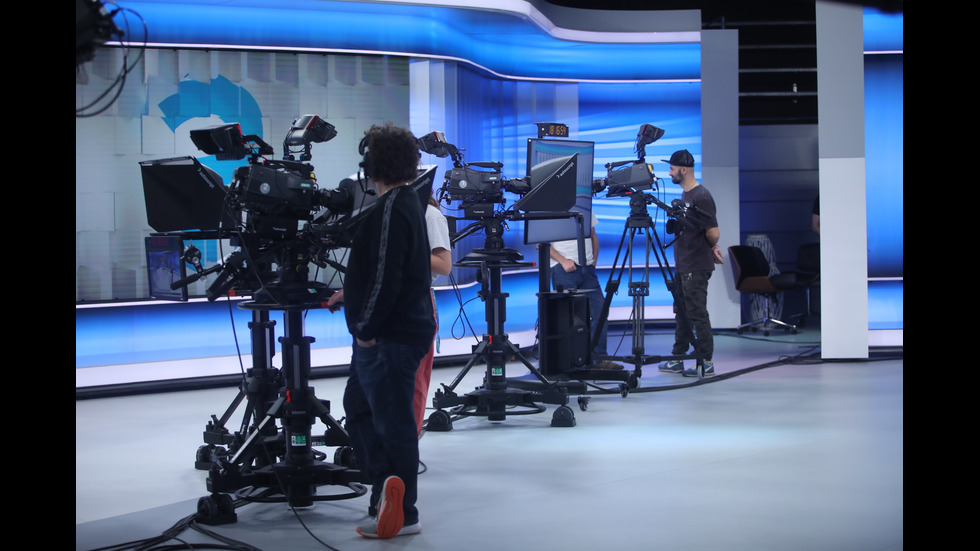 ЗАД КАДЪР: Изборният ден по NOVA В СНИМКИ