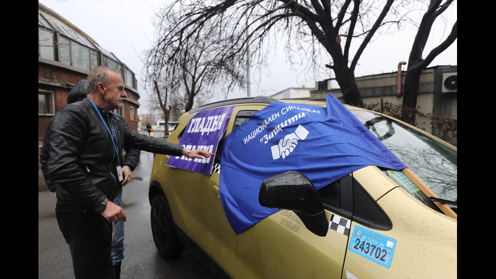 Щафетна гладна стачка: Служители на Спешната помощ в София излизат на протест