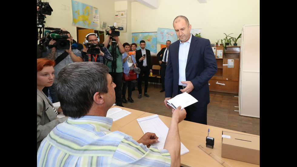 Президентът Радев гласува