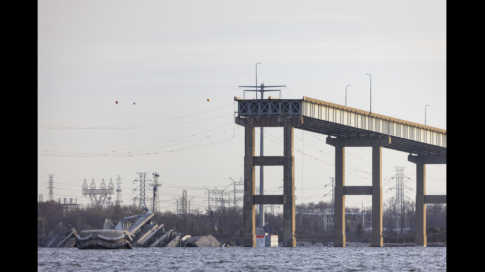 Товарен кораб срути мост на магистрала в САЩ, има паднали хора във водата