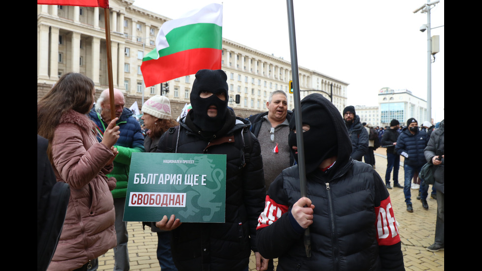 Протест срещу антиCOVID мерките в центъра на София, премиерът отиде при демонстрантите