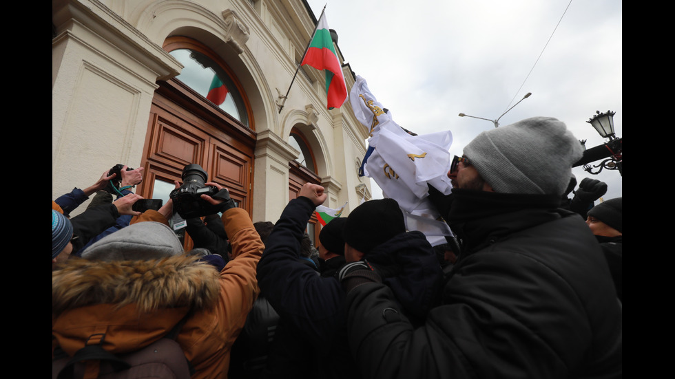 "Възраждане" организира протест срещу зеления сертификат, докараха водно оръдие пред НС