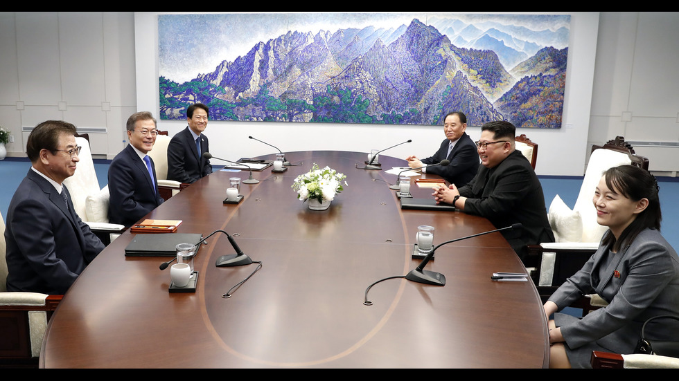 ИСТОРИЧЕСКА СРЕЩА: Лидерите на двете Кореи си стиснаха ръцете