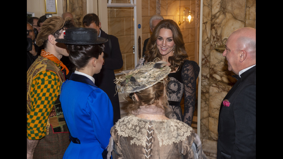 Херцогиня Кейт сияе в черна дантелена рокля, спираща дъха.