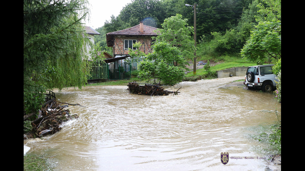 Дъждът във великотърновско наводни за кратко село край Прохода на Републиката (СНИМКИ)