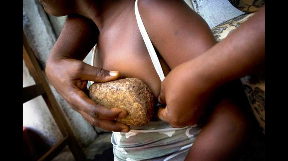 „Гладенето” на женски гърди