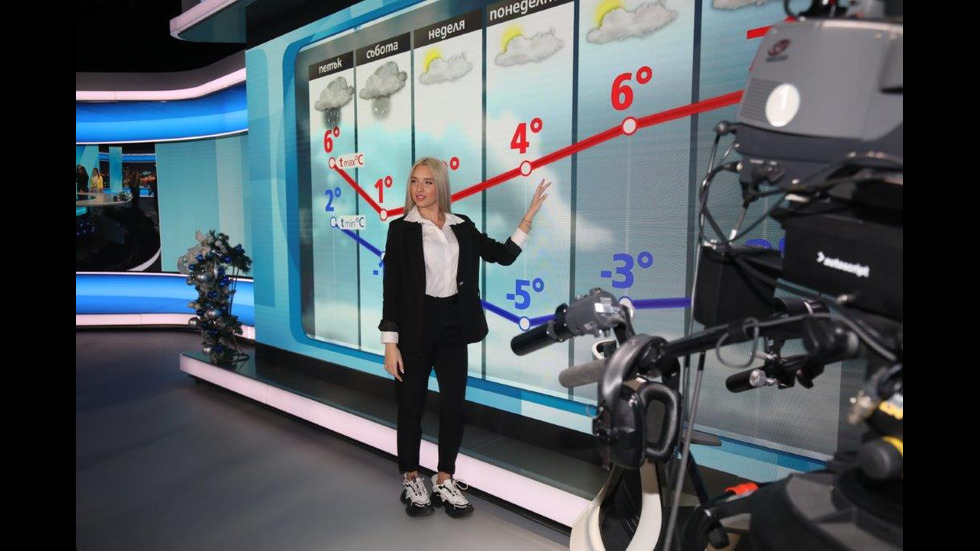 Студенти по журналистика на посещение в свръхмодерния медиен комплекс на NOVA