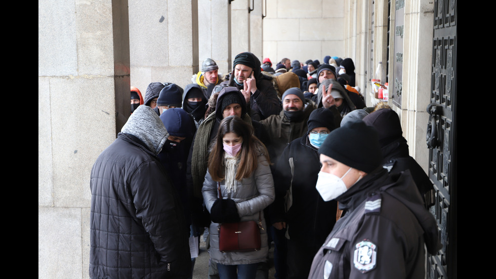 Опашка пред БНБ за монетата в памет на Стоянка Мутафова