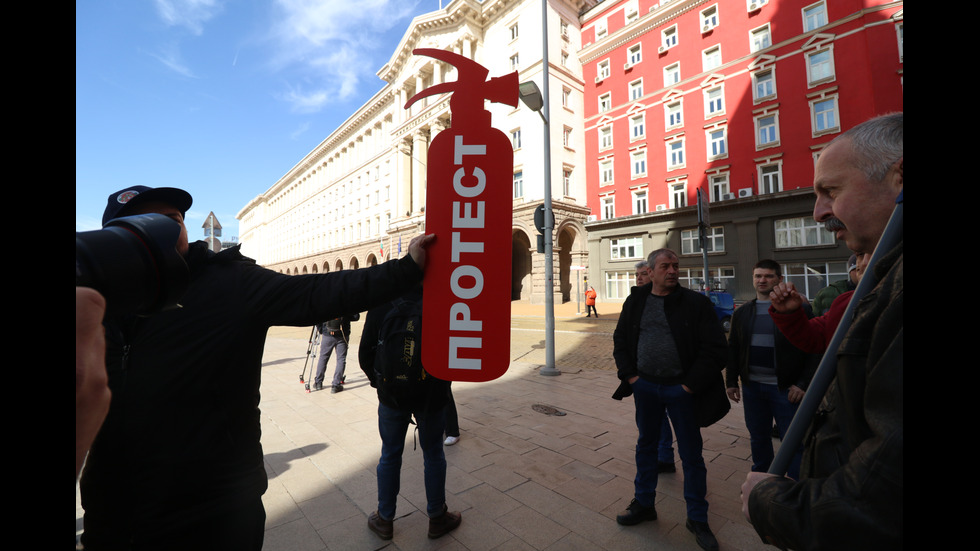 Пожарникари и полицаи от цялата страна излизат на протест в София