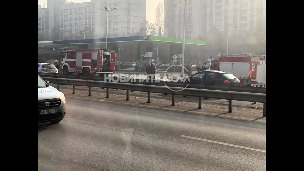 Кола се заби в бензиностанция в София