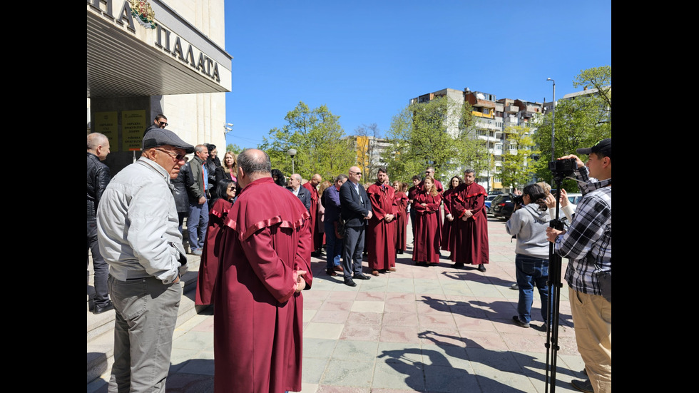 Прокурори и магистрати в подкрепа на Гешев