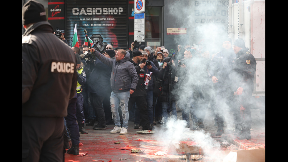 Ранени полицаи и арести на протеста на „Възраждане”