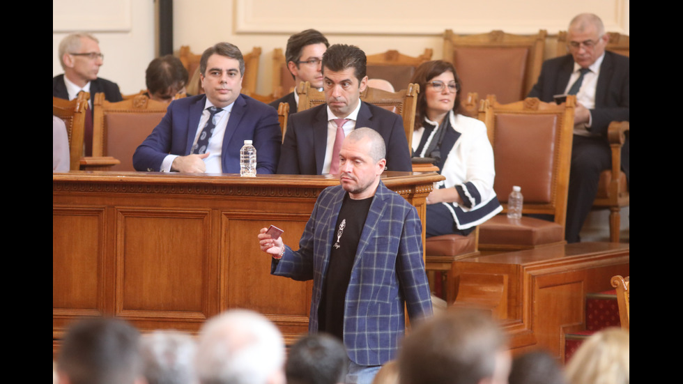 Депутатите обсъждат отстраняването на председателя на парламента