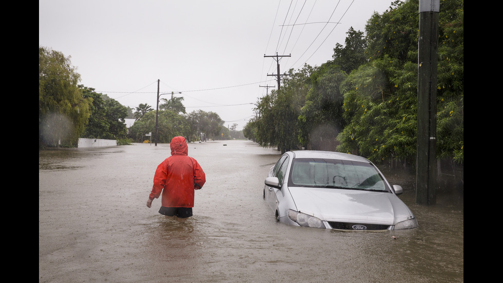 Евакуират хиляди хора заради наводнения в Австралия