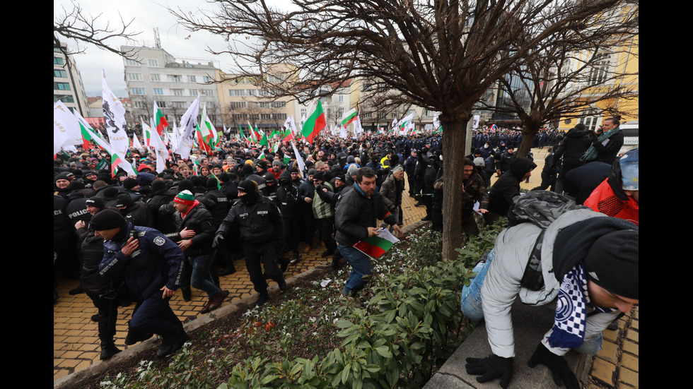 "Възраждане" организира протест срещу зеления сертификат, докараха водно оръдие пред НС