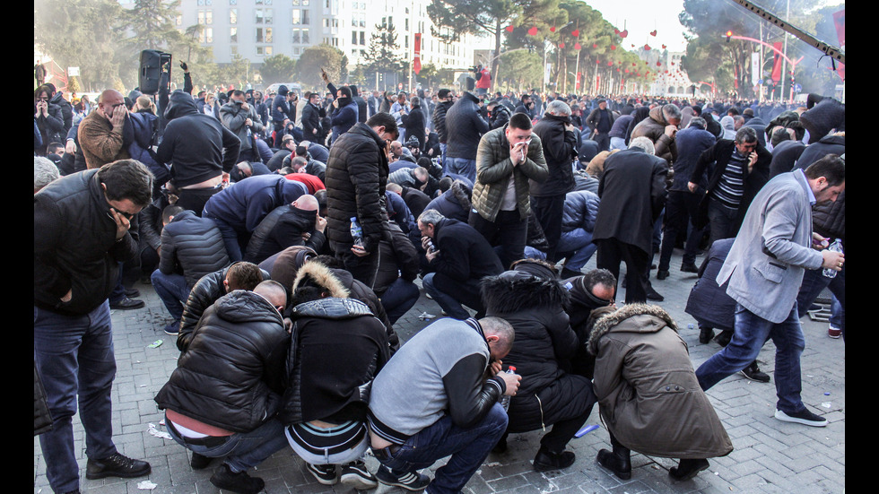 Ранени полицаи и цивилни при антиправителствен протест в Албания