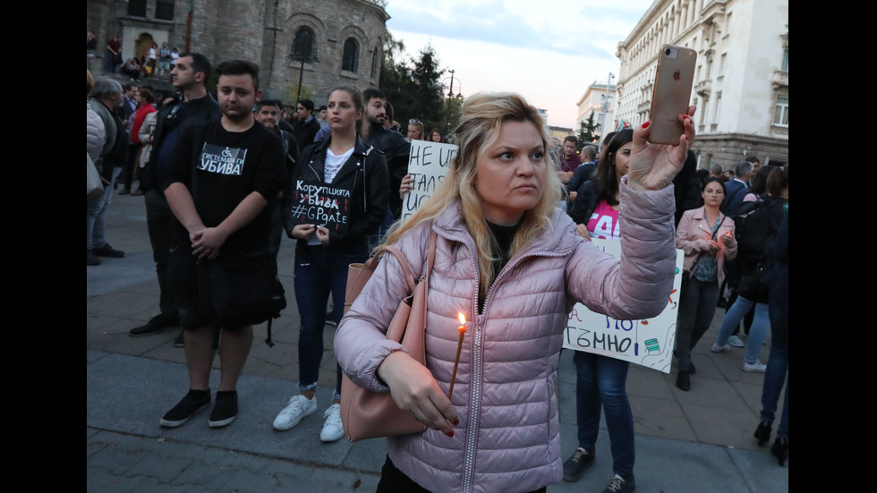 Бдение в София в памет на убитата журналистка Виктория Маринова