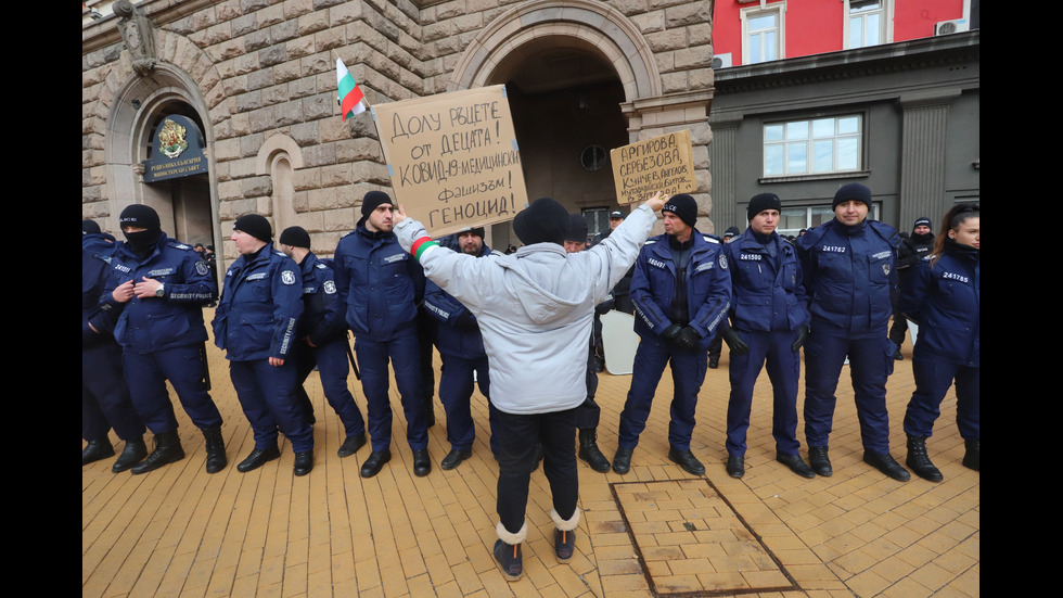 Протест срещу антиCOVID мерките в центъра на София, премиерът отиде при демонстрантите