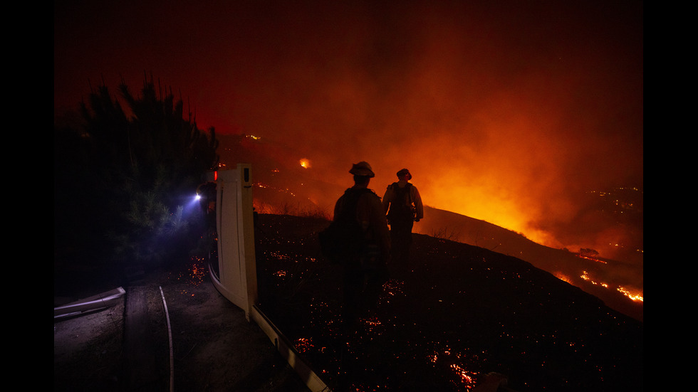 100 000 души са евакуирани заради пожари в Южна Калифорния