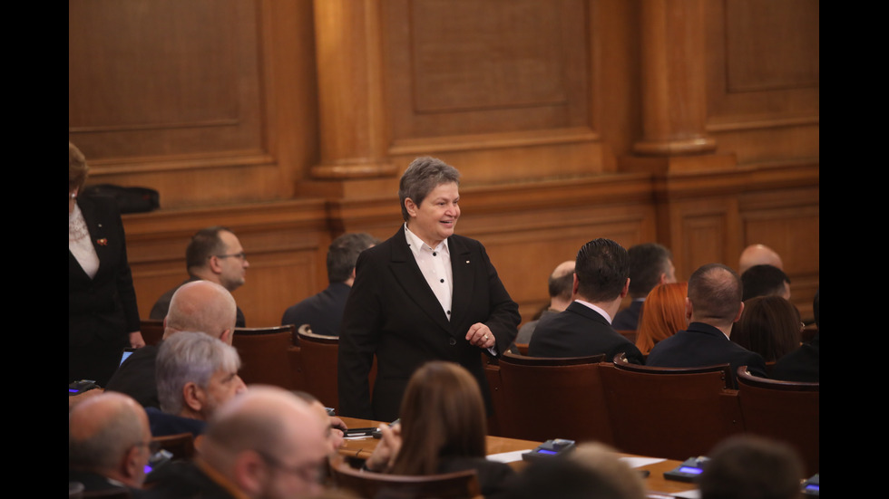 Парламентът решава дали да подкрепи проектокабинета "Габровски"