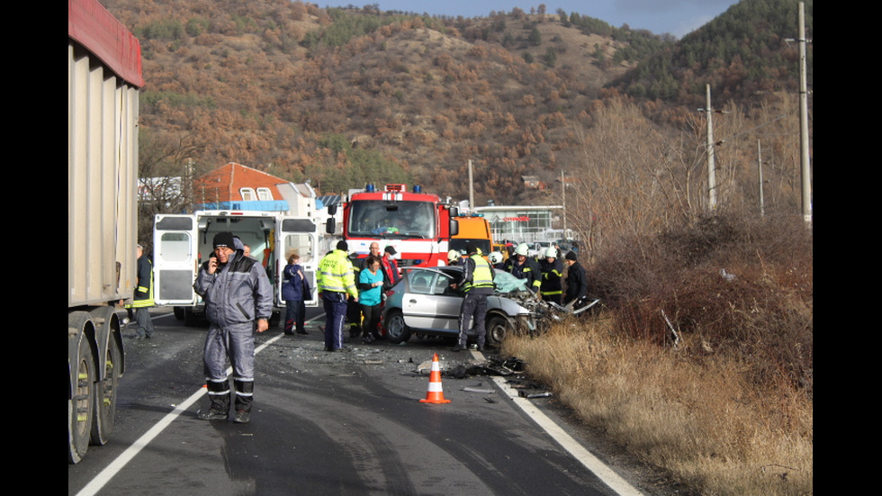 Тир и кола се удариха на Е-79 край Благоевград, има тежко пострадала жена