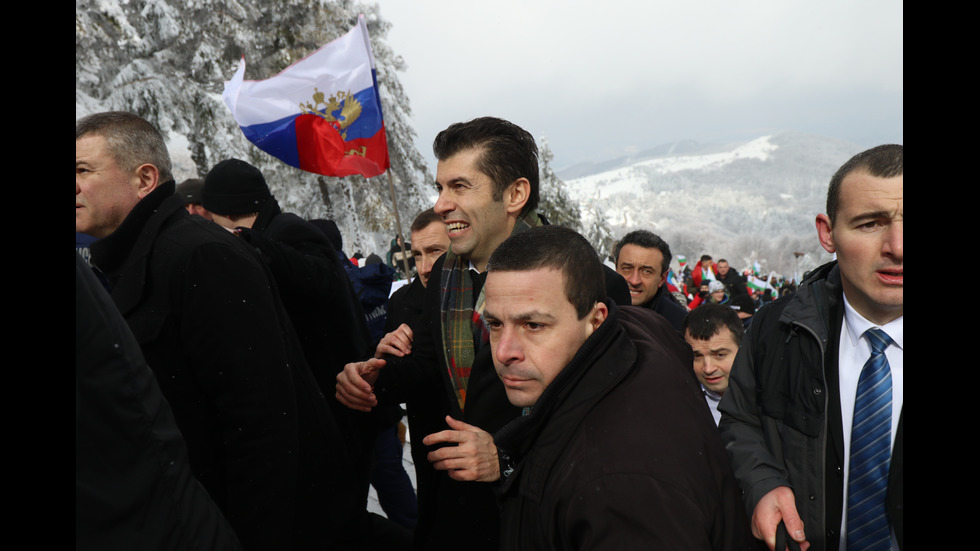 Освиркаха премиера Петков на Шипка, замеряха го със снежни топки