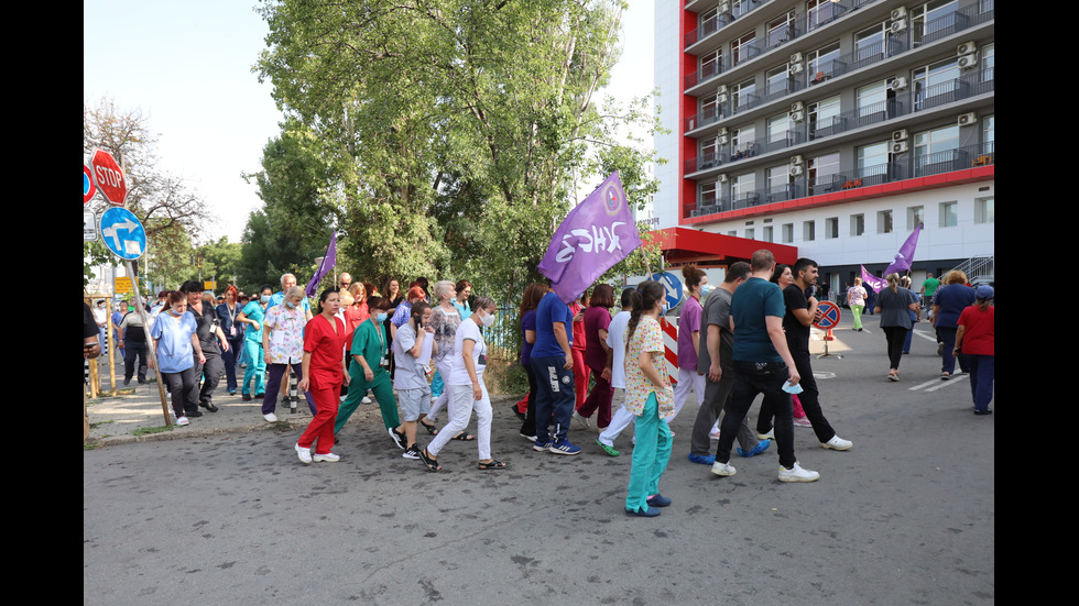 Протест пред "Пирогов" в защита на проф. Балтов