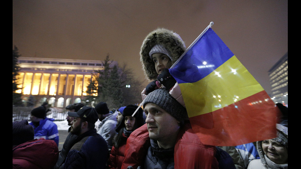 Десетки хиляди на протест в Румъния