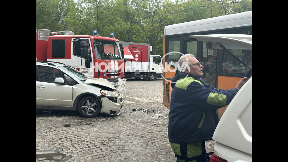 Кола блъсна пешеходец, докато се качвал в автобус на градския транспорт в София