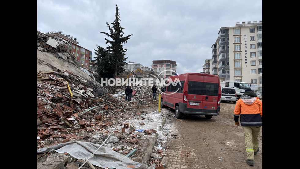 Акция в турския град Бесни: Български пожарникари доловиха сърдечен ритъм в рухнала сграда