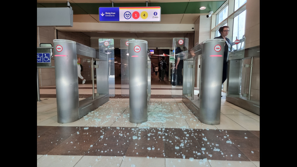 Счупиха стъклена врата на една от метростанциите в София