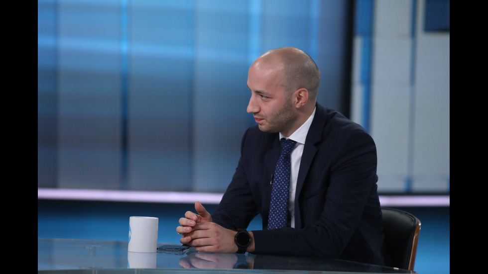 ЗАД КАДЪР: Изборният ден по NOVA В СНИМКИ