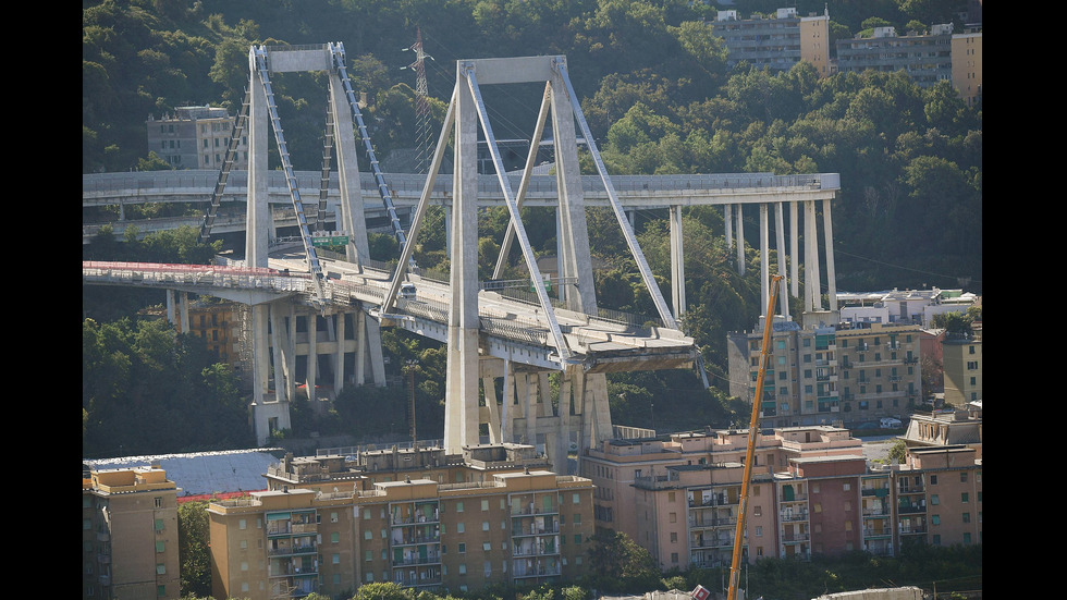 Спасителната операция в Генуа - търсят хора под отломките на моста