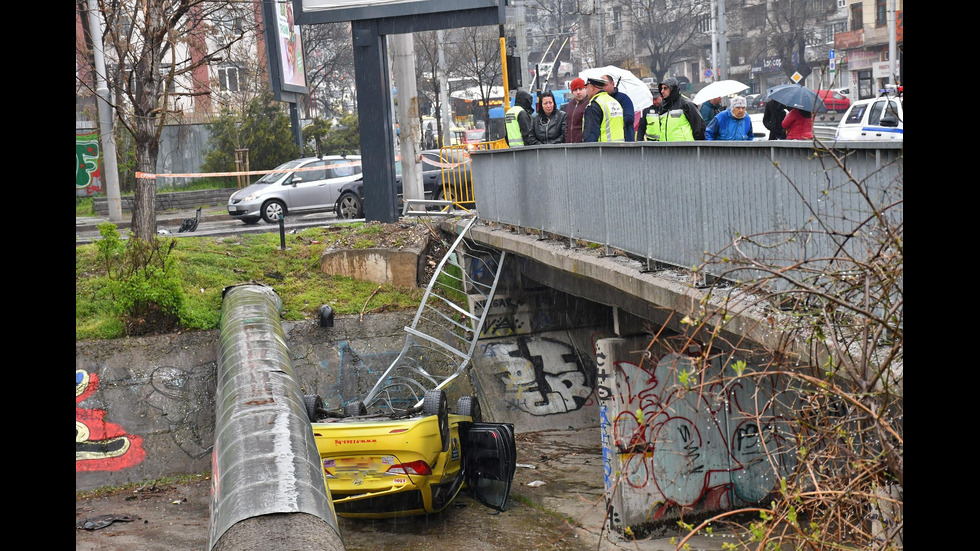 Такси падна в коритото на река в София, има ранен