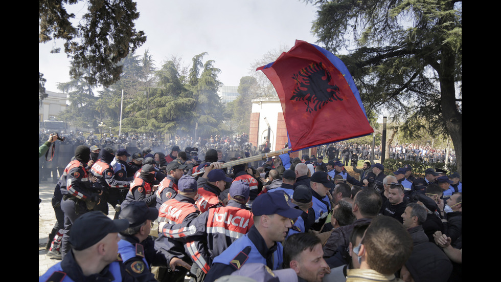 Нови сблъсъци в Тирана, окупирана е сградата на полицията