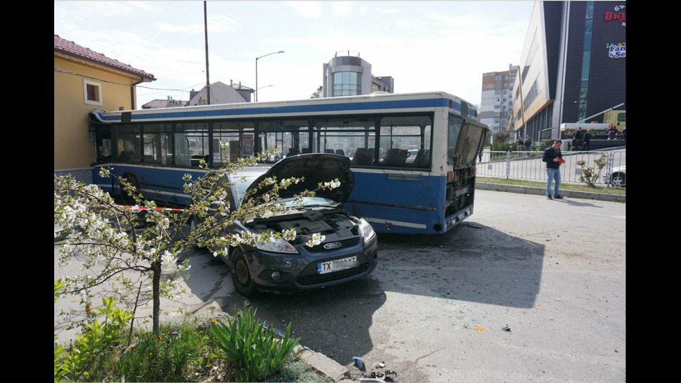 10 души, сред които и деца, са ранени в катастрофа с автобус във Варна